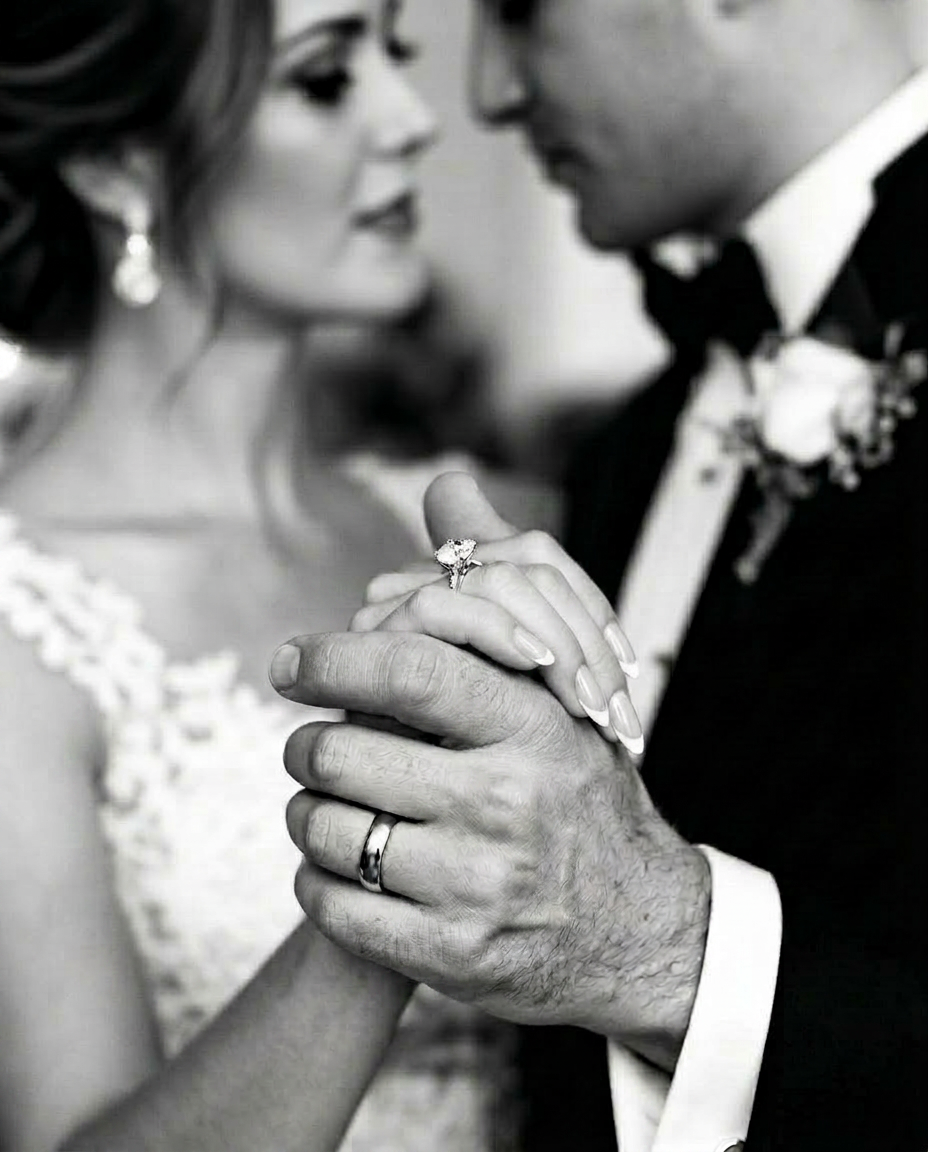 Hände eines Brautpaars beim Tanz