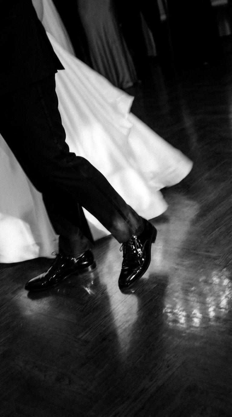 Tanzschuhe auf dem Parkett in Bewegung